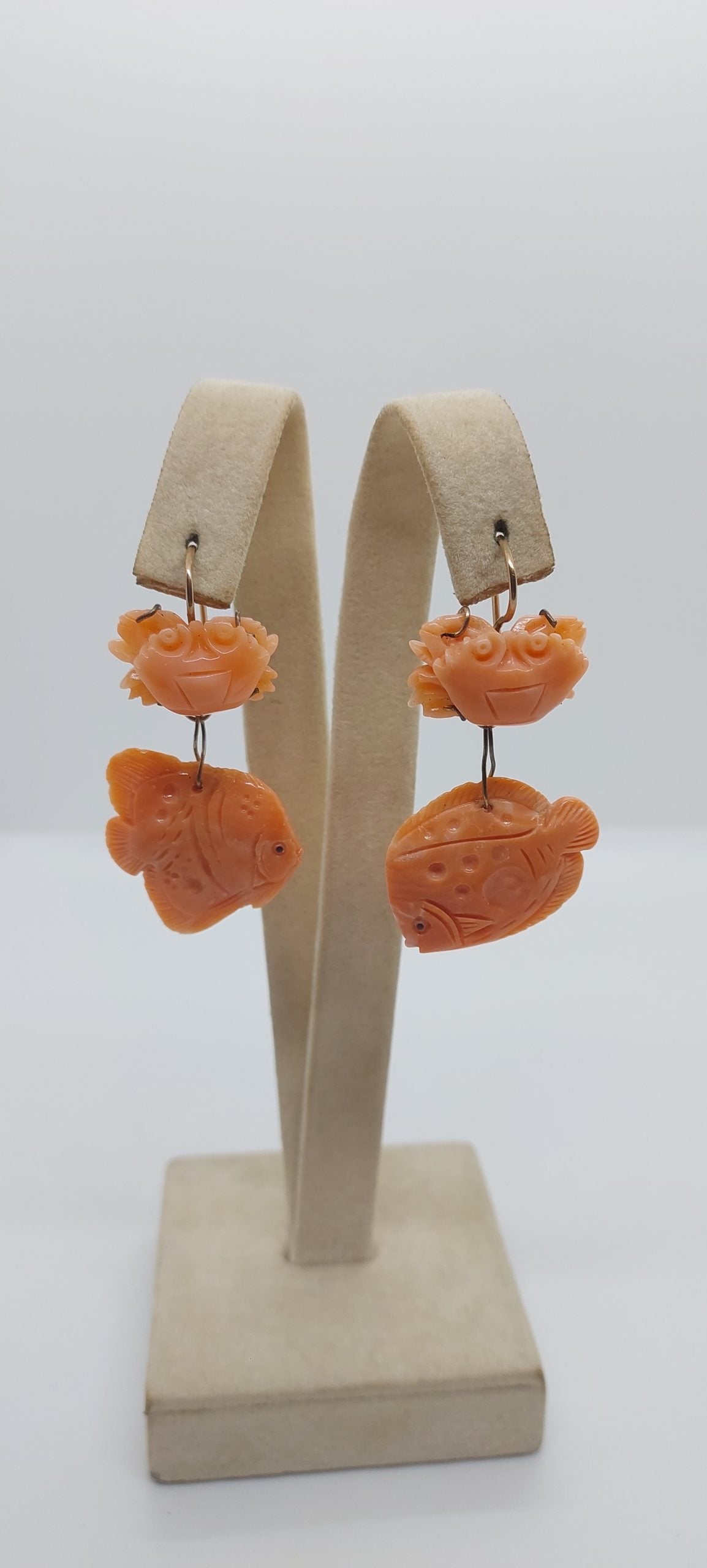 Orecchini in oro 9 kt con granchio e pesce in corallo naturale incisi a mano