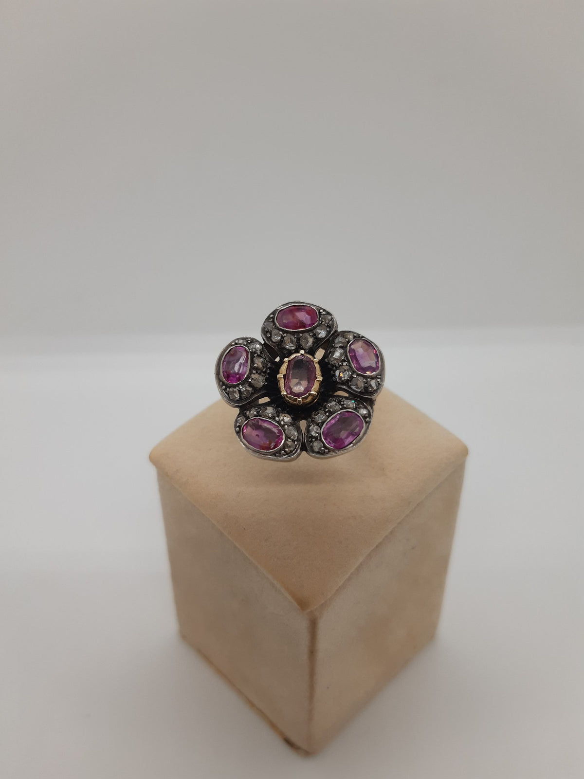 anello fiore oro e argento con rubini ct 4,50 e diamanti ct 0,80