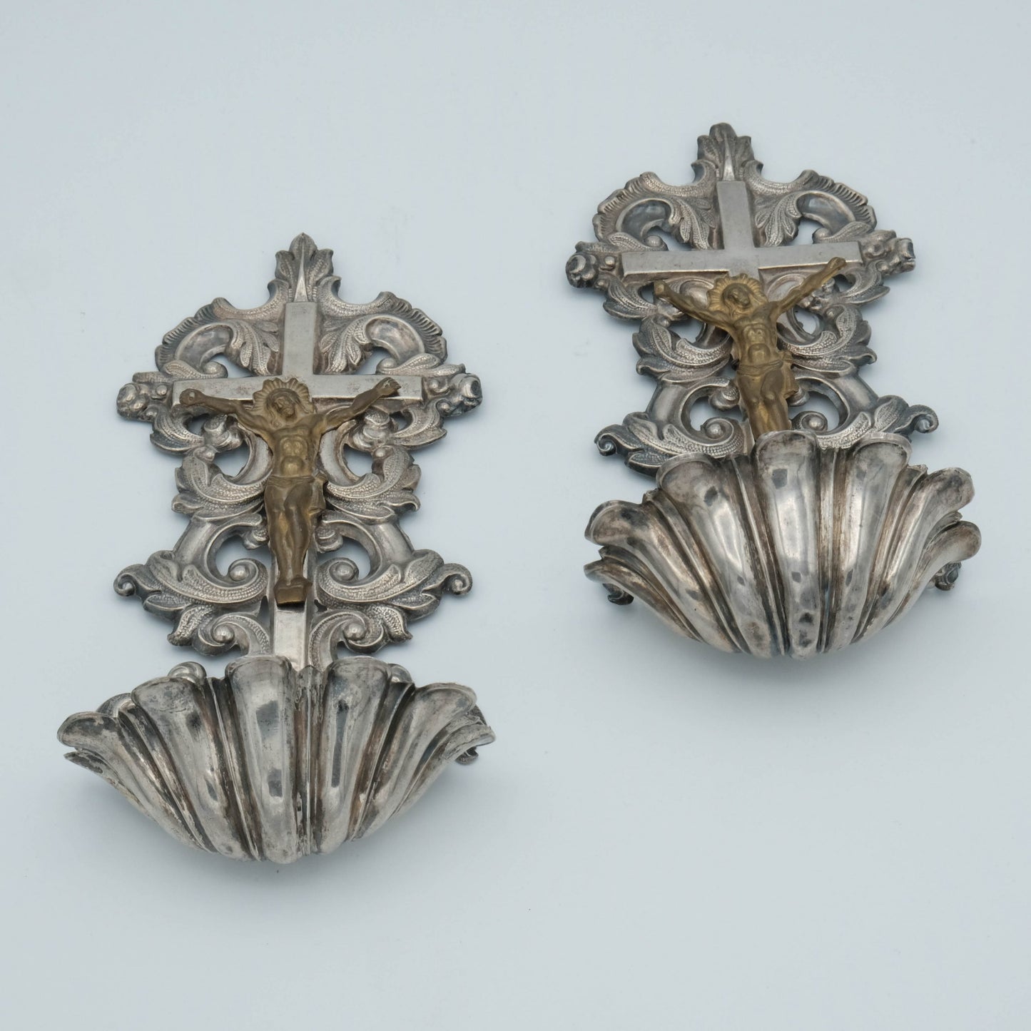 Coppia di acquasantiere in argento e argento dorato, punzoni Milano 1812-1872