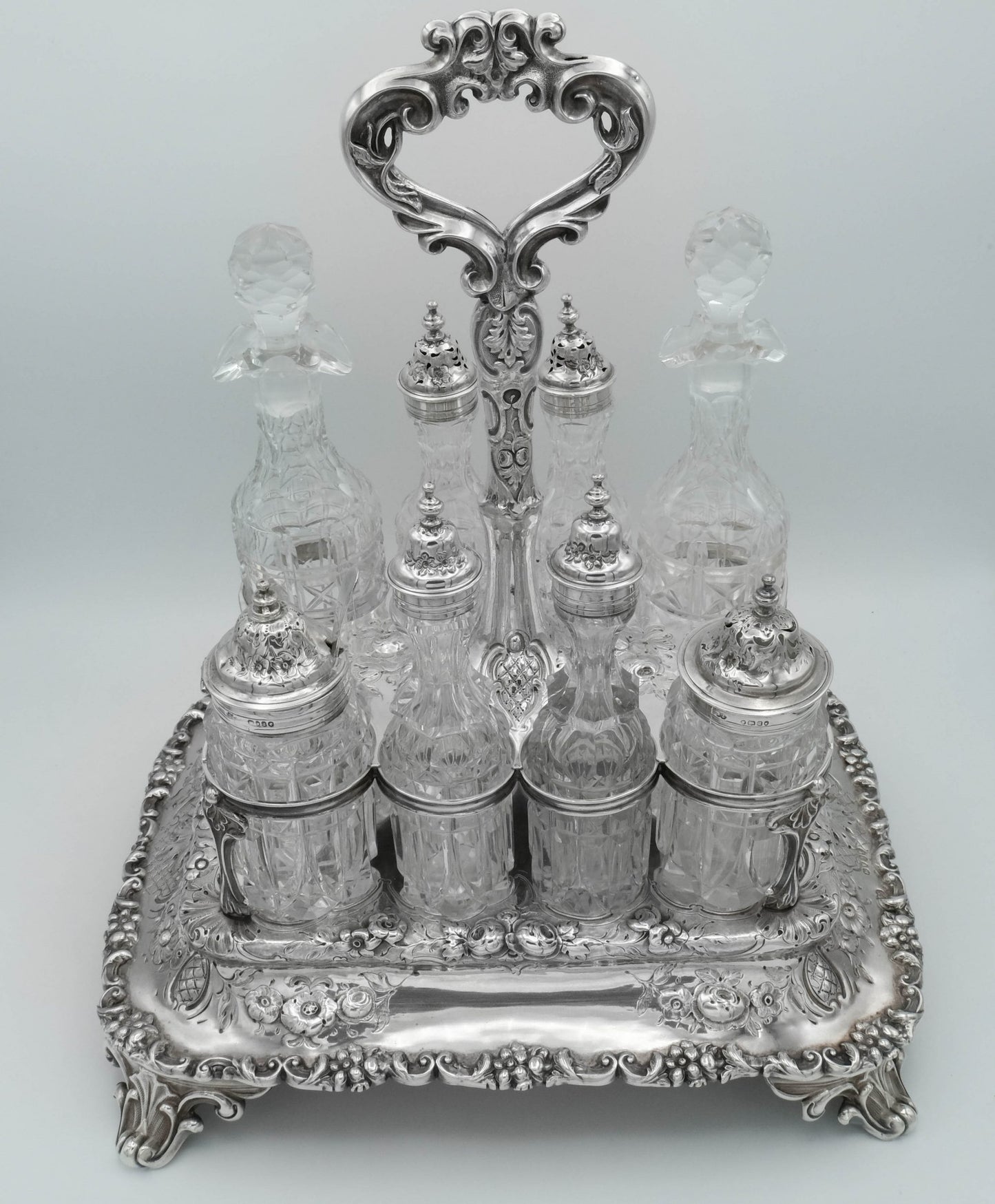 Set oliera in argento, otto elementi, punzoni Londra 1863 XIX secolo