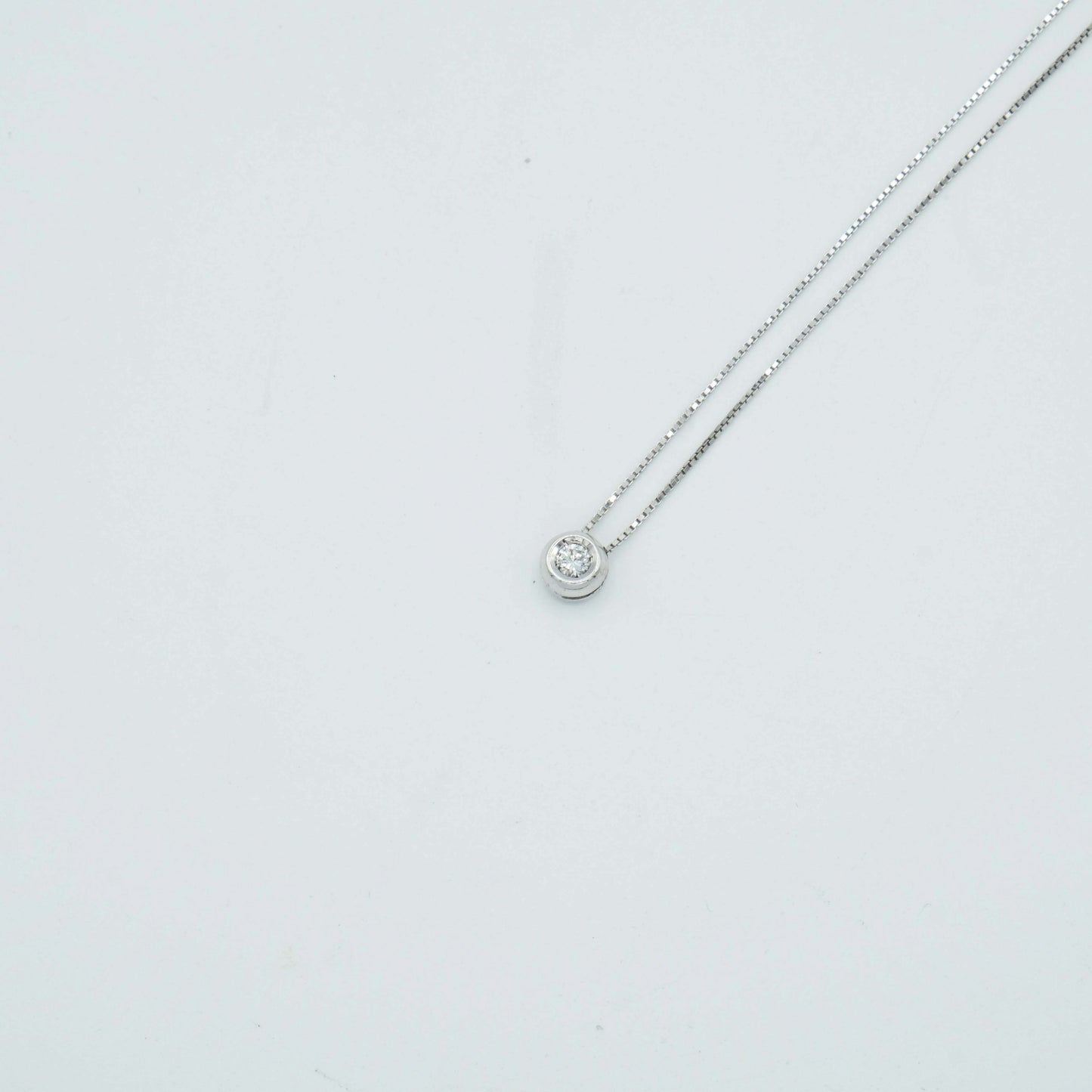 Girocollo in oro bianco 18kt con brillante tondo 0,15 ct