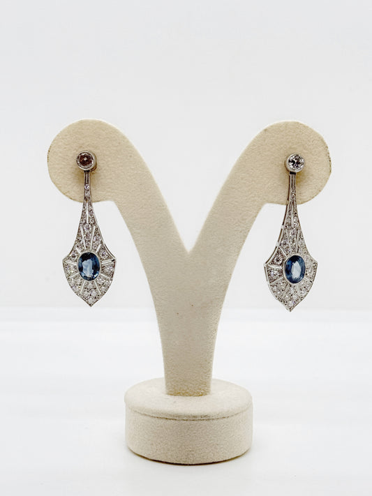 Orecchini art Decó 1930 circa in oro bianco 18 kt zaffiri cylon 2,50 ct e diamanti 1,50 ct