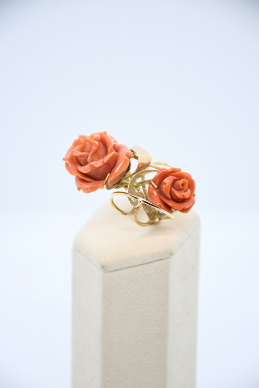 Anello in oro con rose in corallo