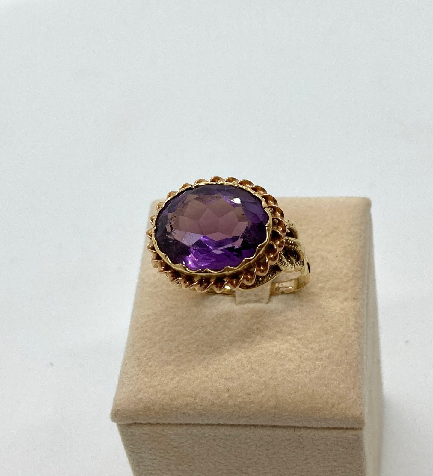 Anello in oro 18 kt con ametista ovale