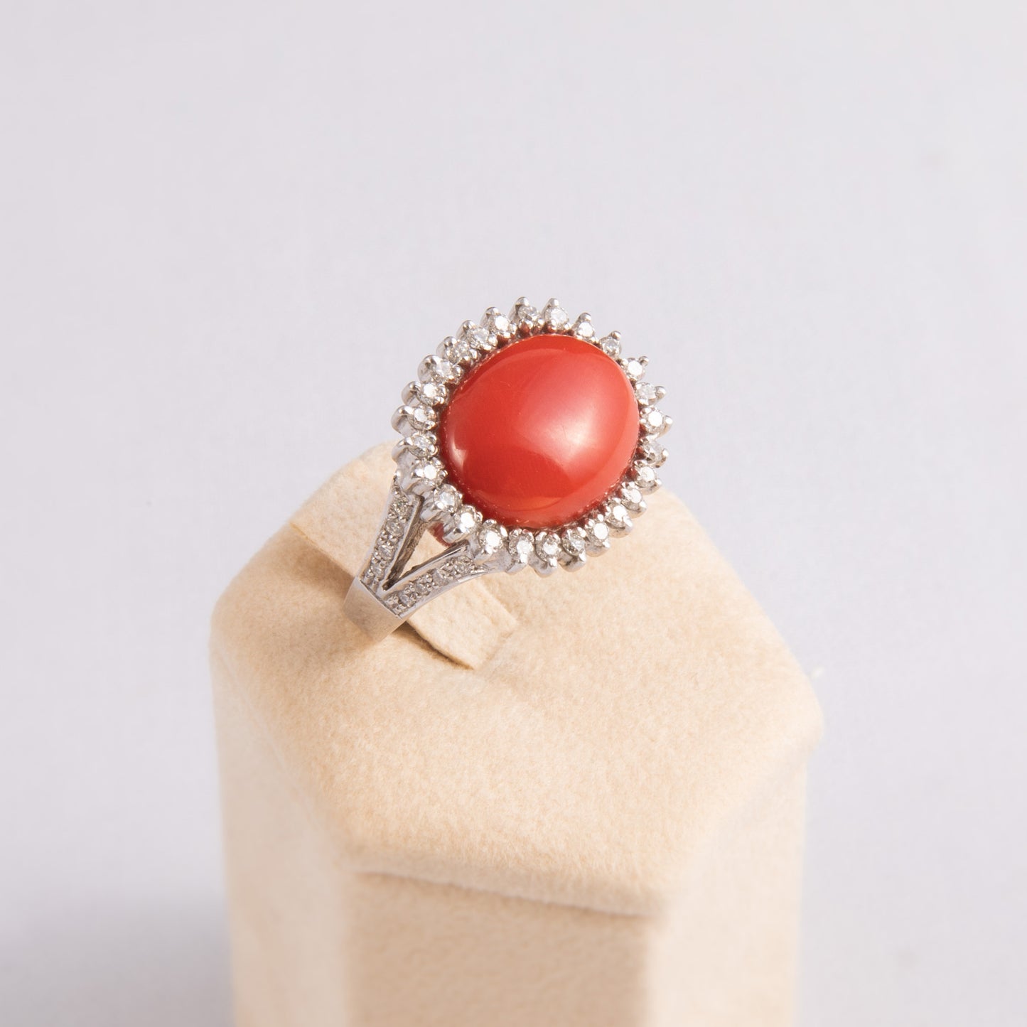 Anello in oro bianco con brillanti e corallo rosso cabochon