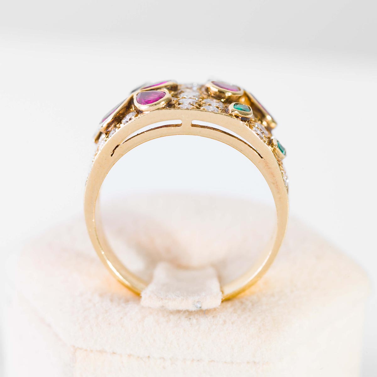 anello a fascia in oro giallo brillanti e pietre preziose